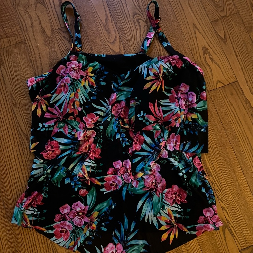 Brand new without tags size 3X (fit 1x)ladies floral swim top. Read description